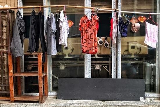 △ 网吧窗前的晾衣杆上晾挂着衣服。网吧一般处于巷子居民楼的一层或地下一层。楼上就是15元的床铺公寓。