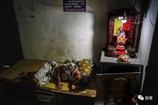 △ 下午5点，躺在床铺上睡觉的徐家。