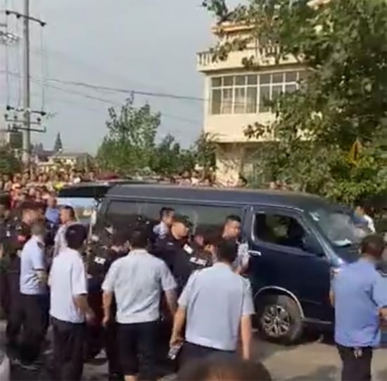 女子被轧死家属打死司机?官方辟谣:3人堵路被拘留