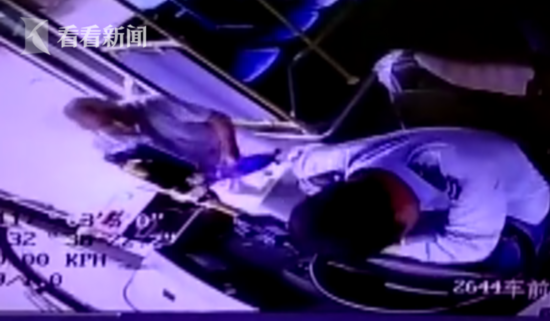 疑因上车遭拒 7旬老人等在终点站持伞暴打司机泄愤