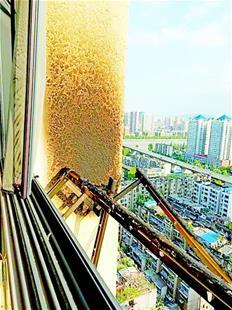 楼上丢烟头烧坏女子五床被子 可起诉楼上全部住户