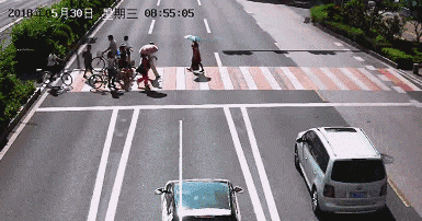 △遇行人过斑马线，相邻车道未停车让行，非常危险！