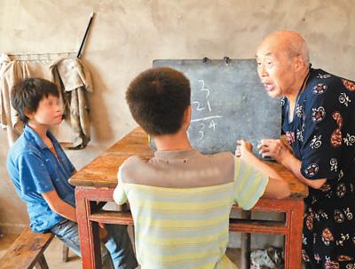 邓林明正在为两个孩子授课。 人民日报 图