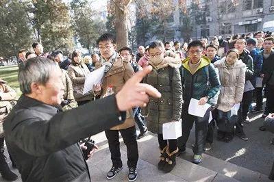 ▲北京大学举行2014年高招自主招生的面试和体能测试。 图片来源：新京报