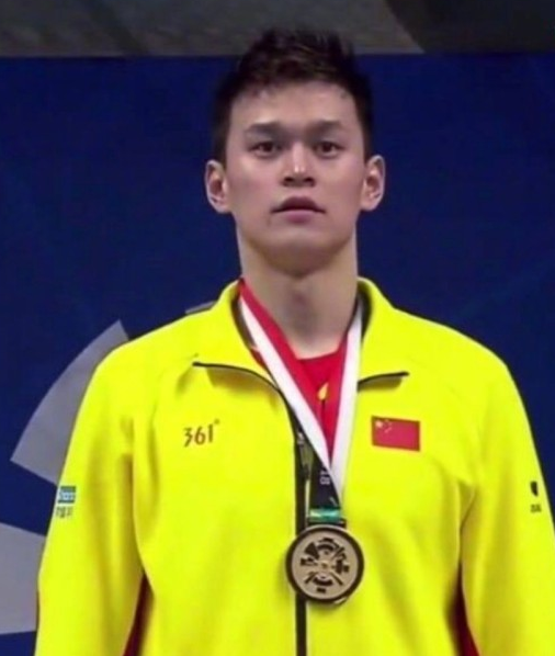 孙杨穿其个人赞助商服装领奖 相关人士:不太清楚