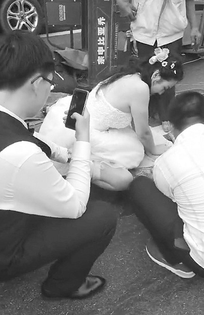 大连医生穿婚纱跪地救人 网友:你老公很幸福