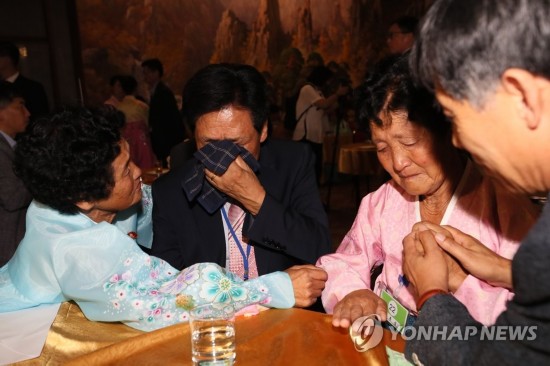 80岁的韩方老人见到77岁的妹妹，不住流泪。（韩联社）