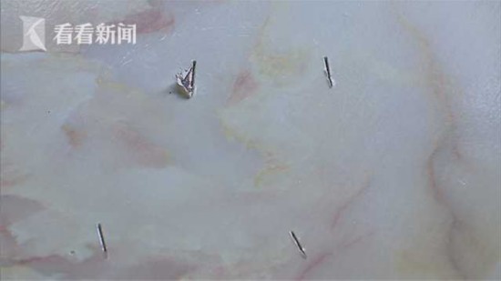 女子租房遇无赖:电视油画被搬走 天花板上都是划痕