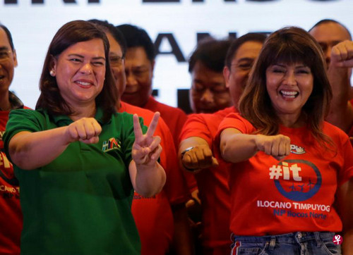 资料图片:杜特尔特女儿、达沃市长莎拉(左)。(新加坡《联合早报》网站)
