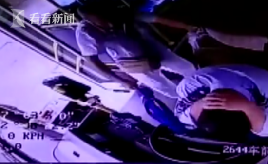 疑因上车遭拒 7旬老人等在终点站持伞暴打司机泄愤