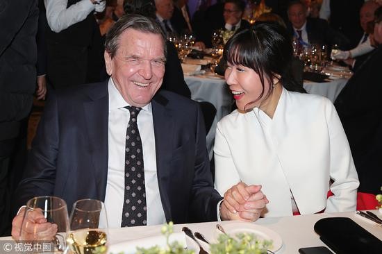 德国前总理格哈德·施罗德与未婚妻。（图源：视觉中国）