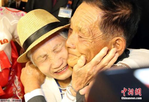韩朝离散家属相聚:共度11小时 韩方家属带7个包裹