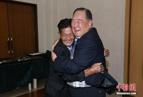 韩朝离散家属相聚:共度11小时 韩方家属带7个包裹