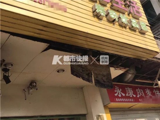 6米宽广告牌掉落砸中骑车母女 一周前曾发整改建议