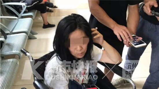 6米宽广告牌掉落砸中骑车母女 一周前曾发整改建议