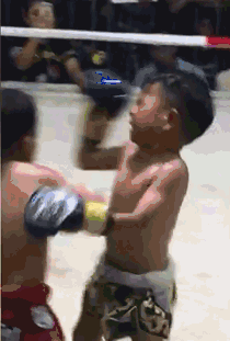 泰国5岁男孩赤膊上阵变拳击手 背后辛酸让人泪目