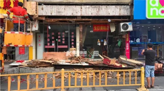 6米宽广告牌掉落砸中骑车母女 一周前曾发整改建议