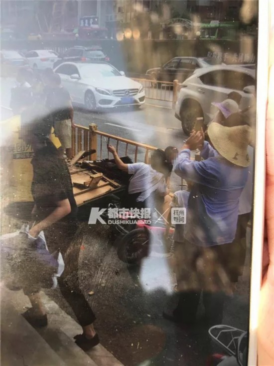 6米宽广告牌掉落砸中骑车母女 一周前曾发整改建议