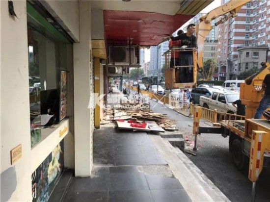 6米宽广告牌掉落砸中骑车母女 一周前曾发整改建议