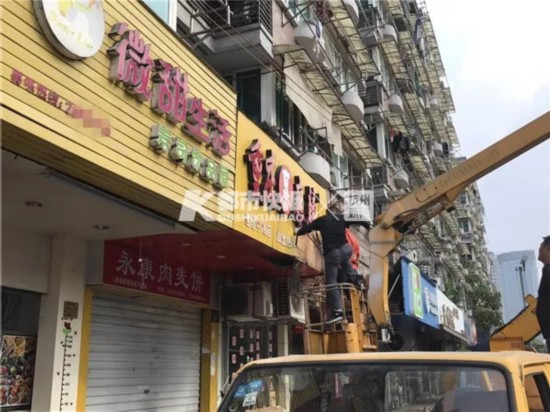 6米宽广告牌掉落砸中骑车母女 一周前曾发整改建议