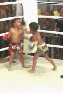 泰国5岁男孩赤膊上阵变拳击手 背后辛酸让人泪目