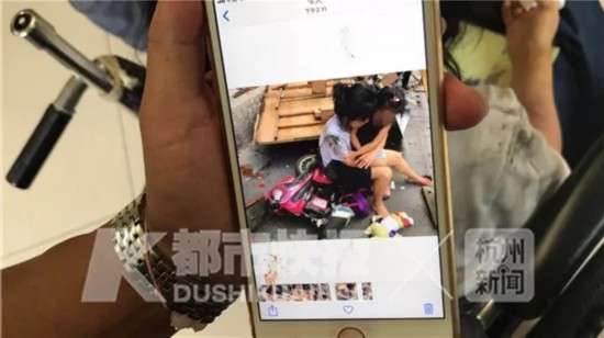 6米宽广告牌掉落砸中骑车母女 一周前曾发整改建议