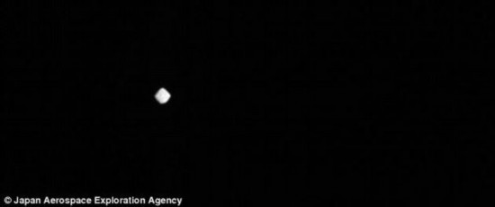 隼鸟2号探测器ONC-W1（光学导航广角相机）拍摄到龙宫小行星像一个八边骰子，其它观测图像呈现出陨坑、巨石等表面特征，它们可作为未来探测器表面着陆的目标。