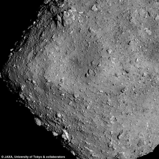 日本“隼鸟2号”太空探测器拍摄到一颗钻石状小行星——“龙宫小行星”，它距离地球数百万公里，专家推测这颗小行星价值超过了800亿美元。