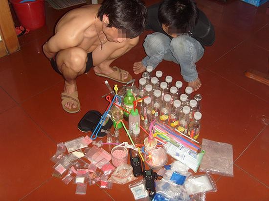 在9年前那起特大贩毒案件中，黄百炼和同事在现场缴获了大量毒品。