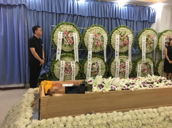 安雯发文悼念丈夫苏越 与亲友一同出席追悼会