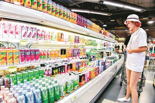 图为年轻人喜欢购买进口果汁