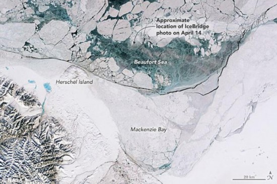 格陵兰岛北部海岸曾经被称为“最后的冰区”,其厚度达到四米,目前首次出现裂缝。图中是典型冰冻状态下的波弗特海(蓝色部分),它位于格陵兰岛北部和加拿大,是由于海冰融化所致。