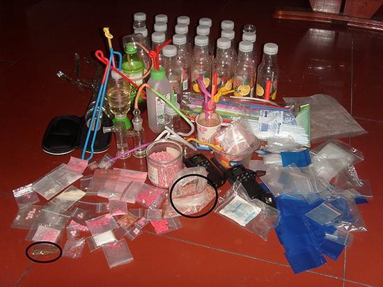 黄百炼称，当年缴获的疑似毒品中，有两包约500克在公安局离奇丢失（划黑圈的两袋为丢失的疑似毒品）。