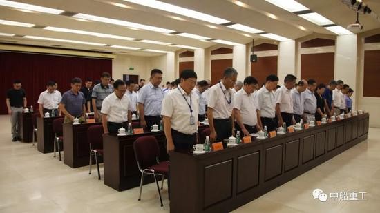 △8月21日，在中船重工集团公司召开的党组扩大会议之前，与会人员全体起立，为在抗险救灾中英勇牺牲的3位同志默哀。