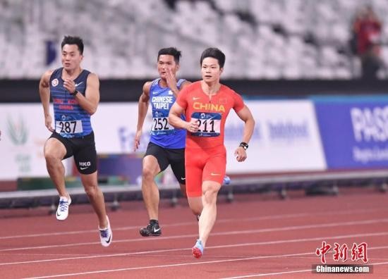 8月25日，2018年雅加达亚运会田径男子100米预赛，中国飞人苏炳添在第三小组第五道出发，他以绝对优势获得小组第一，成绩为10秒27。另一名参赛的中国选手许周政，在第三小组以10秒40获得小组第二， 也顺利获得晋级半决赛的资格。图为苏炳添比赛中。 <a target=\'_blank\' href=\'http://www.chinanews.com/\'><p  align=