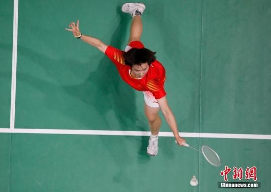 中国队选手何冰娇在比赛中。<a target=\'_blank\' href=\'http://www.chinanews.com/\'><p class=