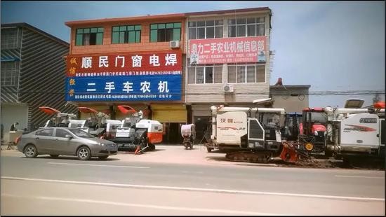 （注：在王岗镇随处可见农机销售的店铺。）