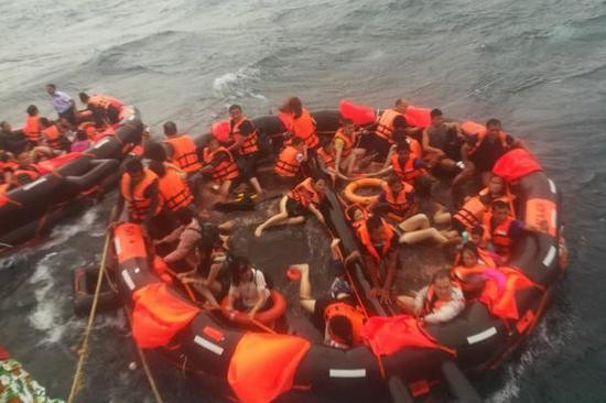 资料图：7月5日，在泰国普吉府普吉岛附近海域，翻船事故中游客被救起。新华社发