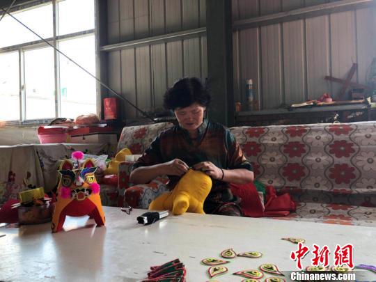 山西潞城农村妇女坚守布老虎制作30余年为推广走南闯北