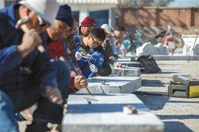 故宫养心殿研究性保护项目石作工匠选拔操作现场。 本版供图故宫博物院