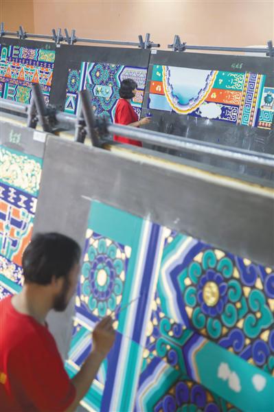 故宫养心殿研究性保护项目画作工匠在进行培训实操。