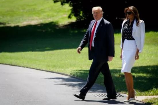 8月24日,在美国首都华盛顿,美国总统特朗普(左)与夫人梅拉尼娅准备离开白宫。新华社发(沈霆摄)