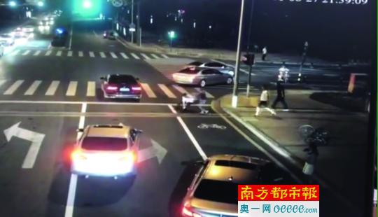 文身男与白衣男抢着捡刀瞬间。