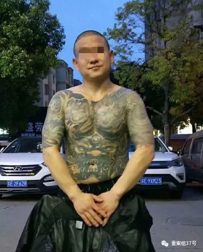 昆山反杀事件:白衣男一直握着刀 警察来才松手