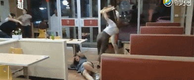 河北3名男子吃饭与临桌起冲突 用凳子暴击拦架女子