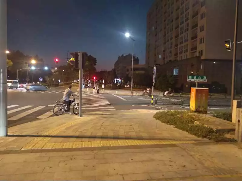 昆山反杀事件:白衣男一直握着刀 警察来才松手