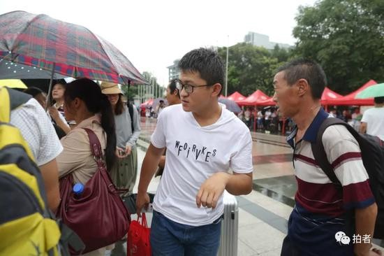▲暑期因在工地打工收到通知书“走红”的新生崔庆涛,今天上午与父亲一道现身燕园