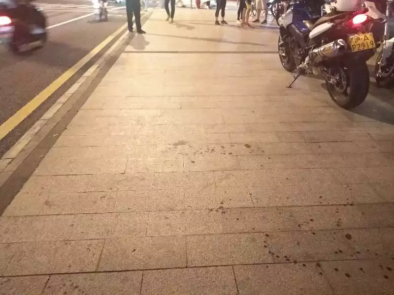 昆山反杀事件:白衣男一直握着刀 警察来才松手