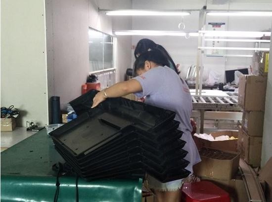 山寨品牌车间内部,工人非常少(每经记者 田木 摄)