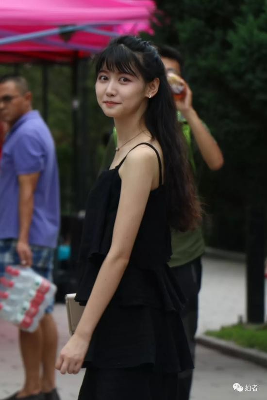 ▲简简单单的清爽打扮,就是青春最美的样子